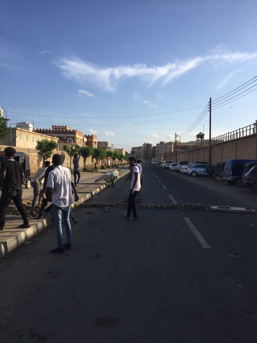 From Port Sudan, where protesters are still trapped inside Red Sea University campus, which has now been surrounded by SudanCoup forces (military, central reserve forces, a 3rd unit). Intelligence service trucks are also outside the campus [waiting to arrest]. Dec30March