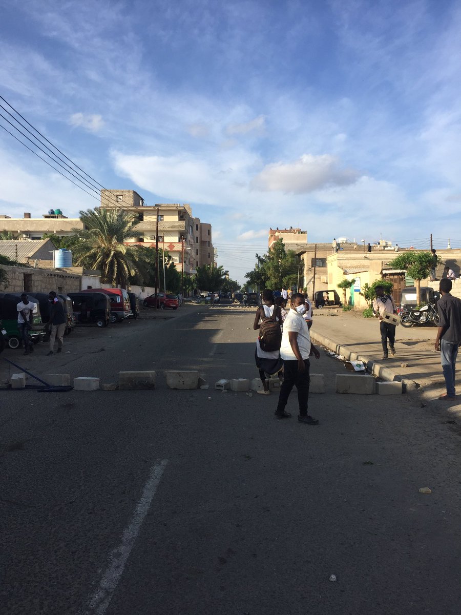 From Port Sudan, where protesters are still trapped inside Red Sea University campus, which has now been surrounded by SudanCoup forces (military, central reserve forces, a 3rd unit). Intelligence service trucks are also outside the campus [waiting to arrest]. Dec30March