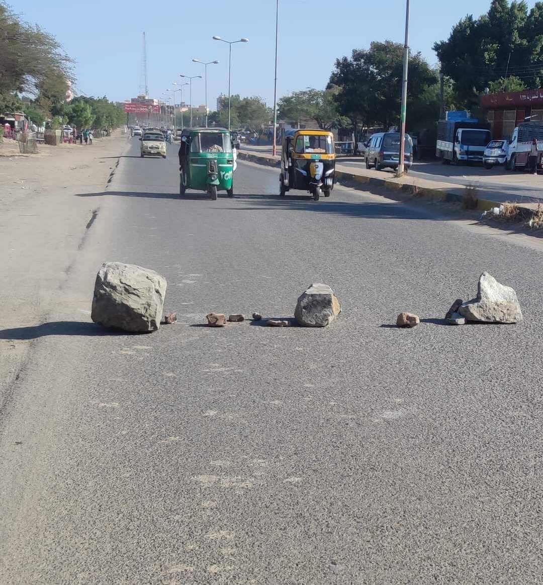 After protests in the city were dispersed by SudanCoup forces, citizens in Gedarif have begun barricading roads.   