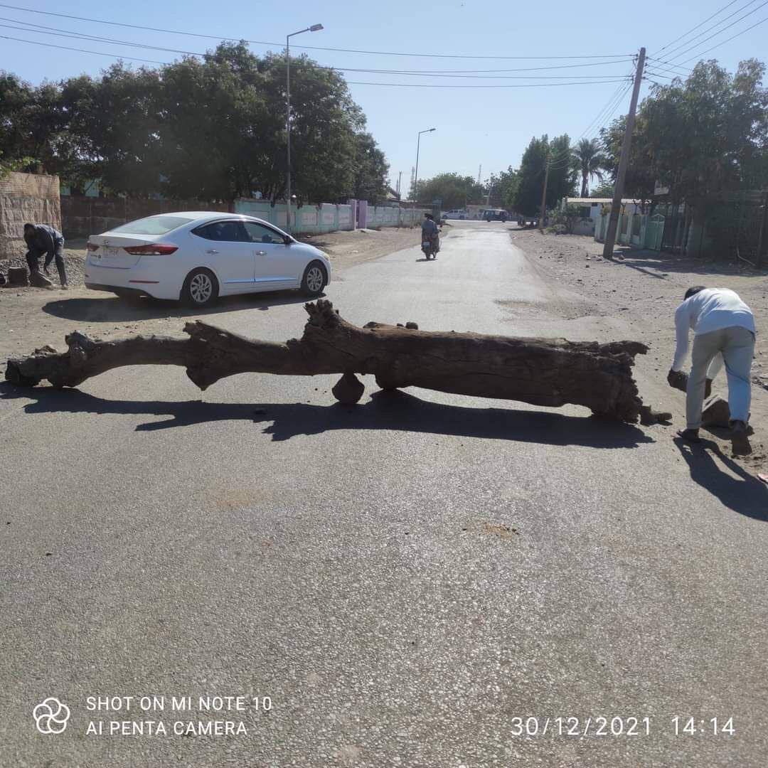 After protests in the city were dispersed by SudanCoup forces, citizens in Gedarif have begun barricading roads.   