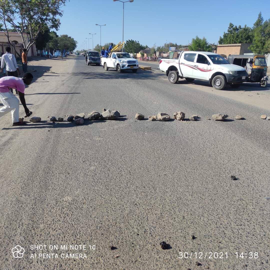 After protests in the city were dispersed by SudanCoup forces, citizens in Gedarif have begun barricading roads.   