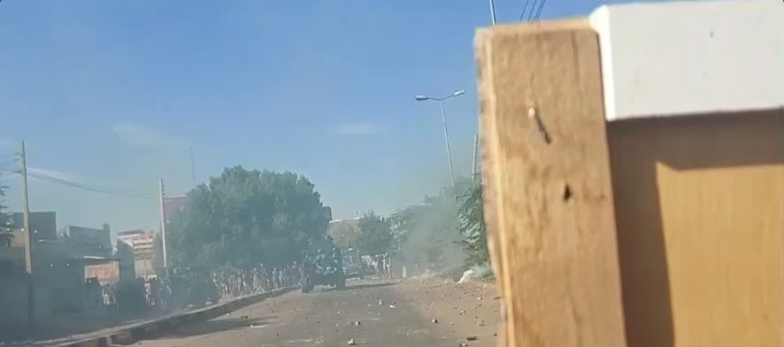 Video captures the moment a protester is hit in the eye by a teargas canister fired by SudanCoup forces against peaceful protesters in Central Khartoum.