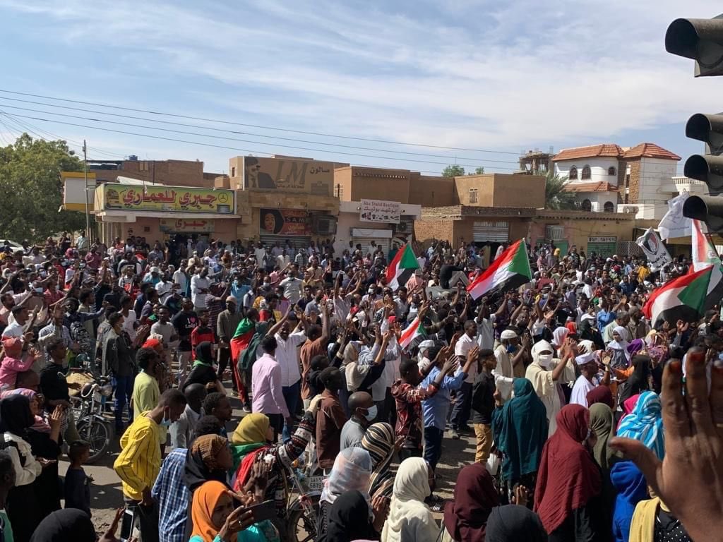 Protesters are moving in Bashdar towards Presidential palace in Khartoum