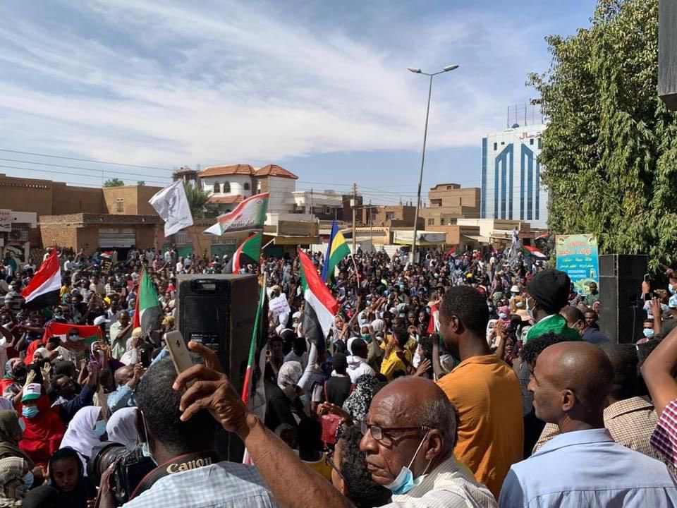 Protesters are moving in Bashdar towards Presidential palace in Khartoum