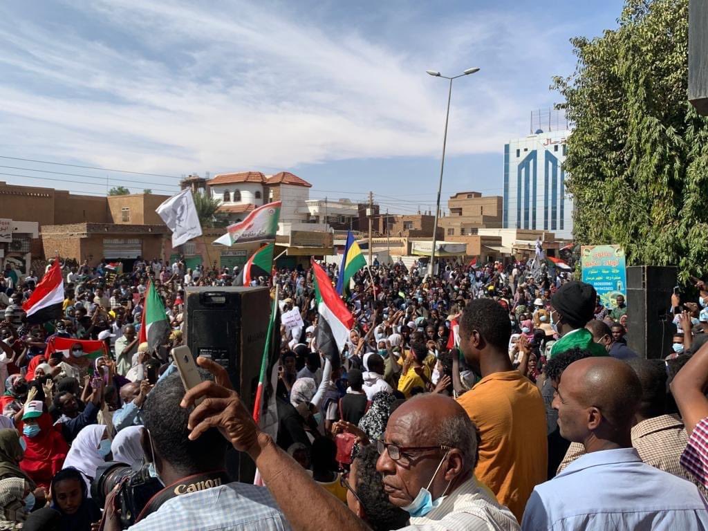 Huge crowds gather at Bashdar station (Khartoum) and are scheduled to move towards the presidential palace in rejection of the coup and Al Burhan Hamdok agreement on Jan2March.