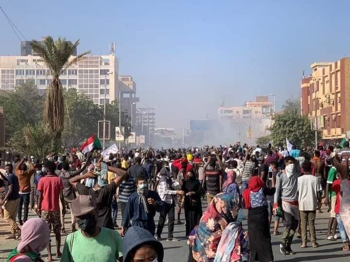 The processions break the security cordon and succeed in reaching Al Qasr Street