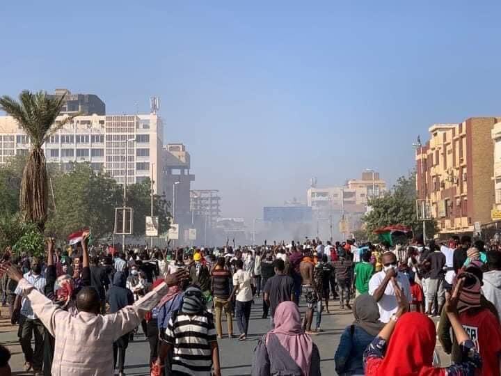 The processions break the security cordon and succeed in reaching Al Qasr Street