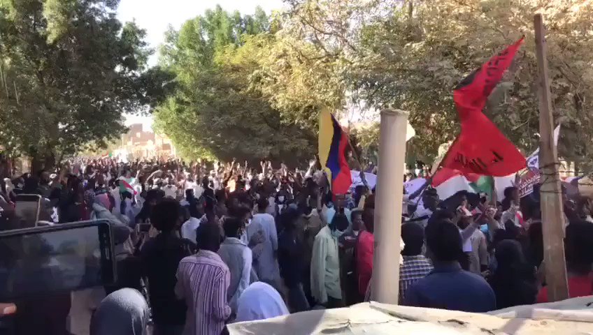 Massive crowd in Omdurman today protesting SudanCoup and military rule.   We are revolutionaries, we are free, and we will see this through