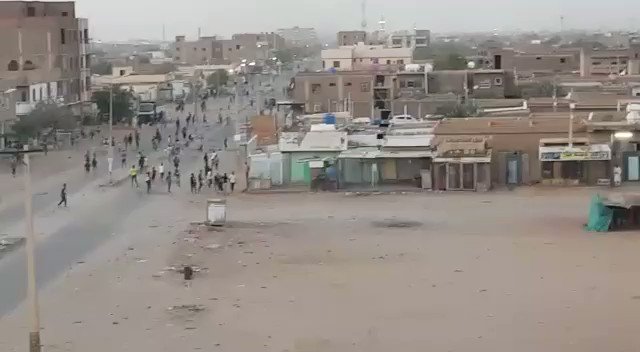 In Alkalakla, Khartoum, residents barricade the roads as SudanCoup forces attempt to dismantle the barricades, tear-gassing the area