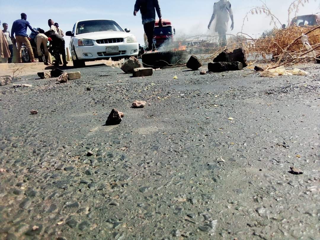 Protesters close Hantob Bridge in wad Madani city. Gezira state after the death of the revolutionary Mohamed Faisal on Friday, after he was shot by the coup forces in the January 17 demonstrations