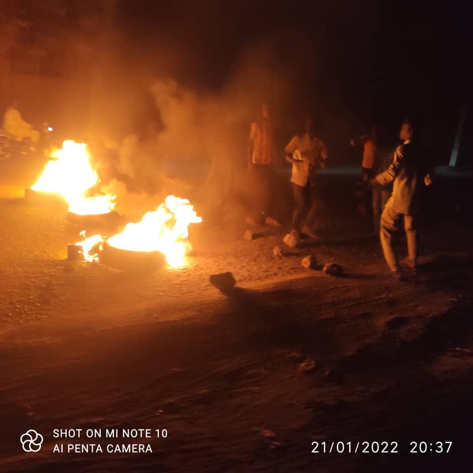 Street barricades are set ablaze tonight in Gedarif, in honor of Medani's martyr Mohamed Faisal Khalafallah, who died today after being shot by SudanCoup forces on January 17 during demonstrations in the city