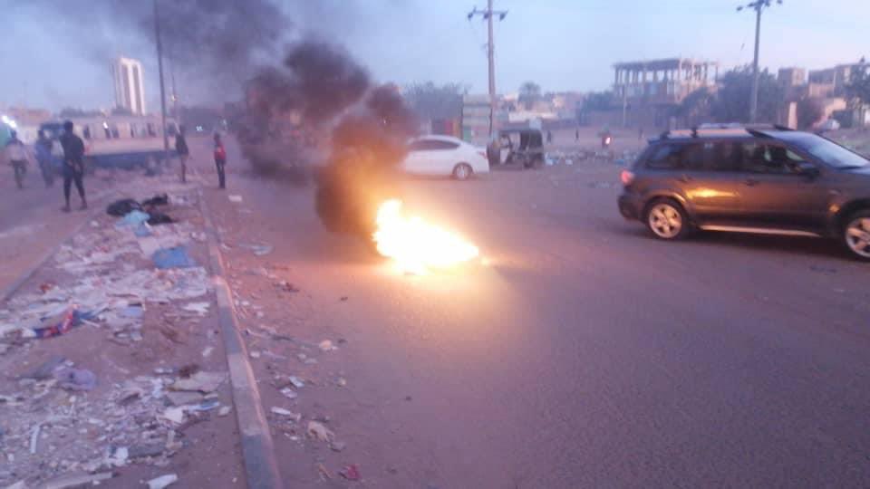 Protesters of Burri, Khartoum barricading roads in solidarity with revolutionaries in Wad Madani, Al Jazirah state (who have been under attack since yesterday by coup forces following the the funeral of the martyr, Mohammed Faisal)