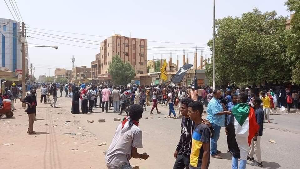 Bashdar, Khartoum:  Protesters are gathering at the rendezvous point. Already news of violent crackdown by SudanCoup forces
