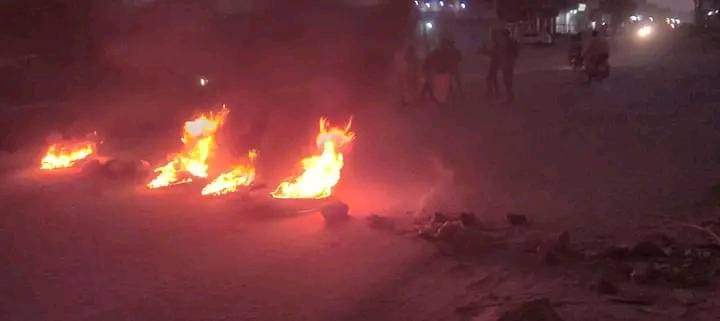 Barricades on fire in Kassala this evening, per the city's schedule of nonviolent resistance activities for this week