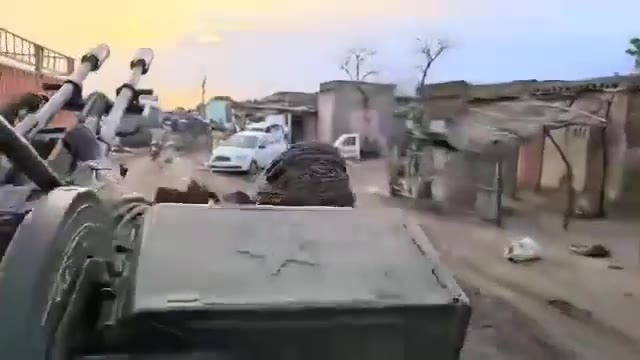 Sudanese forces entering the town of Dinder yesterday in Sudan's Sennar State after capturing it from RSF control. There are clear signs of looting and destruction throughout the town.