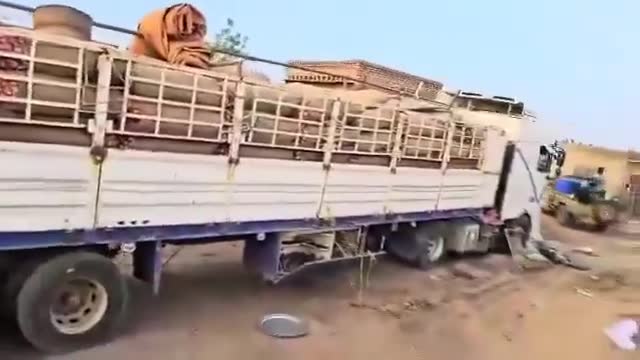 Sudanese forces entering the town of Dinder yesterday in Sudan's Sennar State after capturing it from RSF control. There are clear signs of looting and destruction throughout the town.