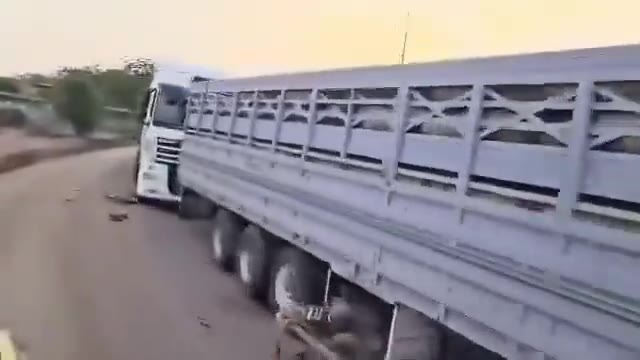 Sudanese forces entering the town of Dinder yesterday in Sudan's Sennar State after capturing it from RSF control. There are clear signs of looting and destruction throughout the town.