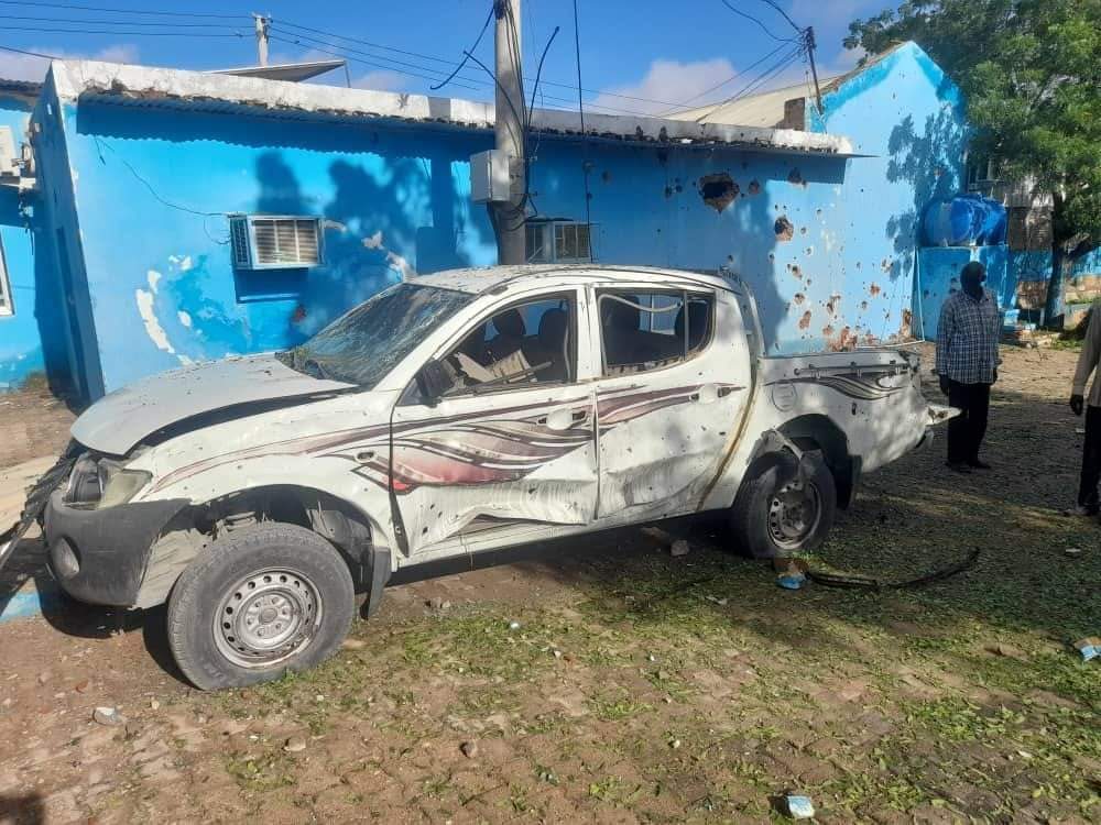 Ayer, la milicia RSF atacó la sede de la policía en El Fashir utilizando drones y artillería, destruyendo varias oficinas y causando heridas a tres empleados. También atacó el hospital de la policía, que ahora está fuera de servicio.