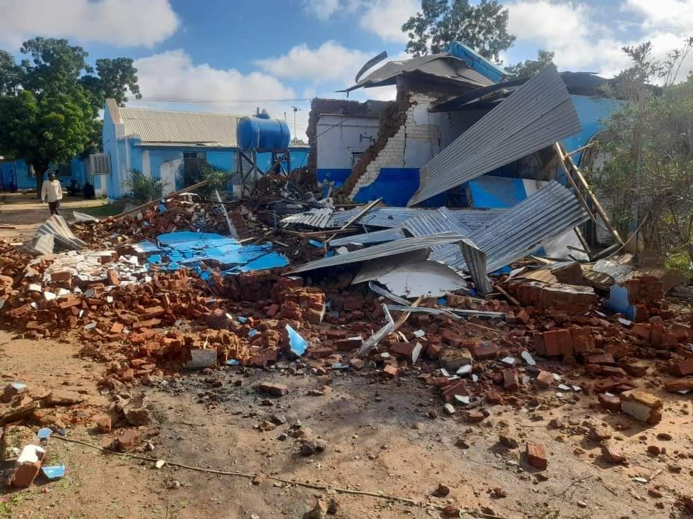 Dün, RSF milisleri El Fashir'deki polis merkezini insansız hava araçları ve topçu ateşi kullanarak hedef aldı, çok sayıda ofisi yok etti ve üç çalışanın yaralanmasına neden oldu, ayrıca polis hastanesini de hedef aldı ve şu anda hizmet dışı.