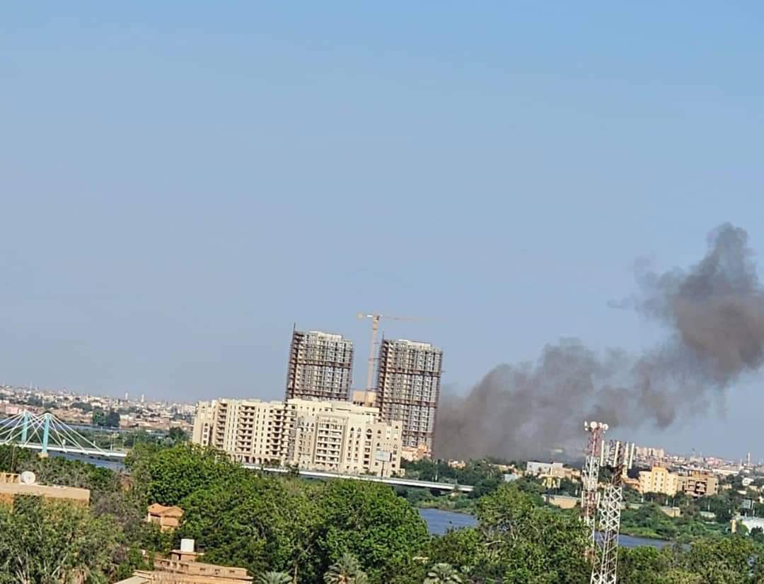 Desde primera hora de la mañana, la Fuerza Aérea Sudanesa lanza violentos ataques aéreos contra los líderes de la Milicia de Apoyo Rápido en la ciudad de Bahri.