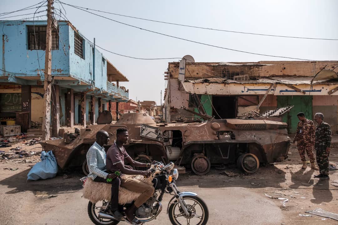 عزز الجيش السوداني تقدمه الميداني على حساب قوات الدعم السريع، حيث وصل إلى مناطق سيطرة الأخيرة لأول مرة منذ اندلاع القتال في منتصف أبريل 2023.وكشف مصدر عسكري لسودان تربيون أن 28 طائرة حربية شاركت في الغارات الأخيرة على جبهات مختلفة، وأشار إلى دخول 4 طائرات جديدة (لم يُفصح عن…